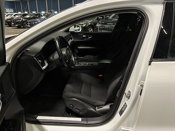 Volvo V60 Cross Country 7 of 18
