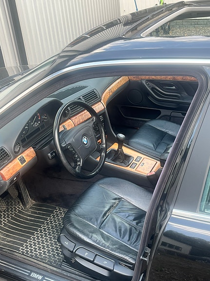 BMW 735i 5 of 7