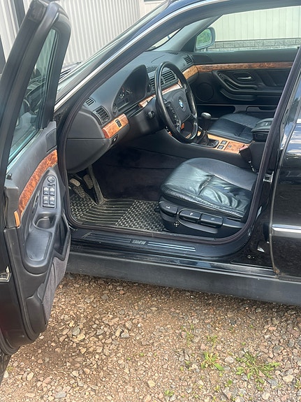 BMW 735i 4 of 7