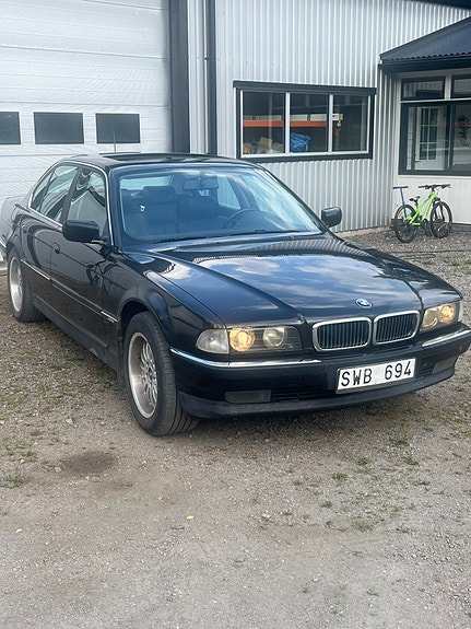 BMW 735i 2 of 7