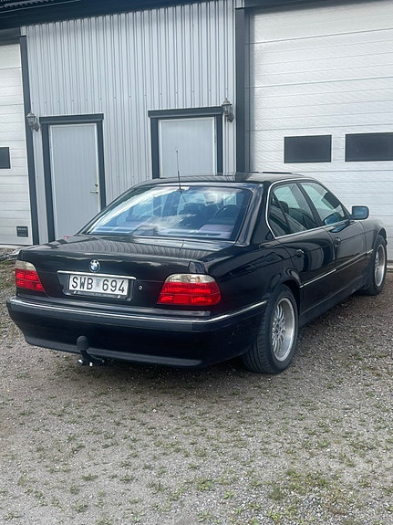 BMW 735i 6 of 7