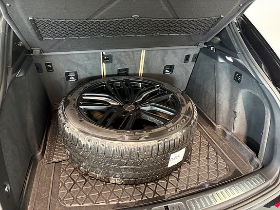 Porsche Macan 27 of 27