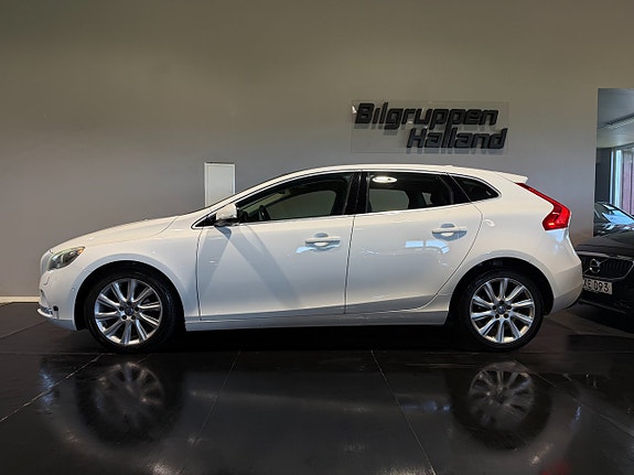 Volvo V40 2 of 30