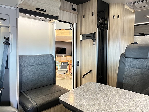 Sun Living A 75 SL (AC+Litium+Solcellx2+Ugn+3 500kg) 12 of 27