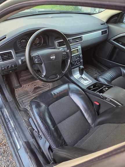 Volvo V70 3 of 6