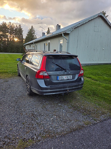 Volvo V70 2 of 6