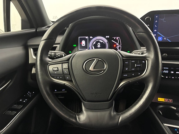 Lexus UX250h 19 of 25