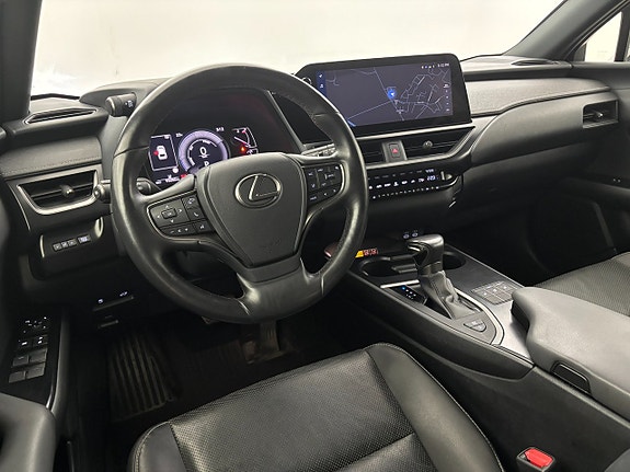 Lexus UX250h 16 of 25