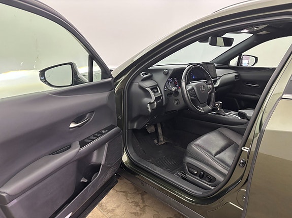 Lexus UX250h 12 of 25