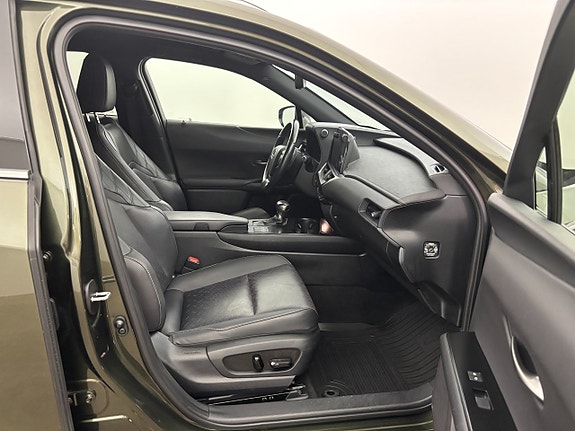 Lexus UX250h 23 of 25