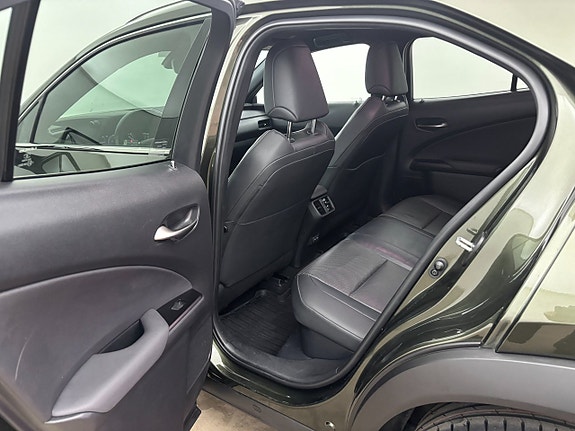 Lexus UX250h 14 of 25