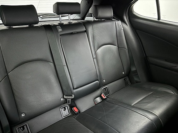 Lexus UX250h 24 of 25