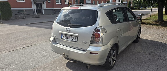 Toyota Corolla Verso 2 of 6