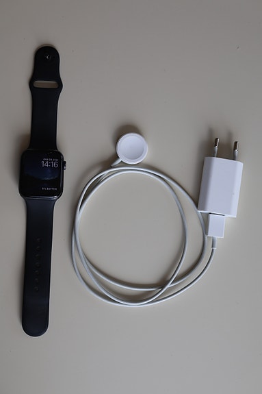 Apple Watch SE 44 mm (GPS) – Fint skick image 3