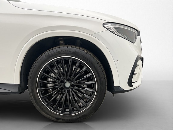 Mercedes-Benz GLC300 e 11 of 30