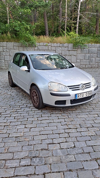 Volkswagen Golf V 2 of 11