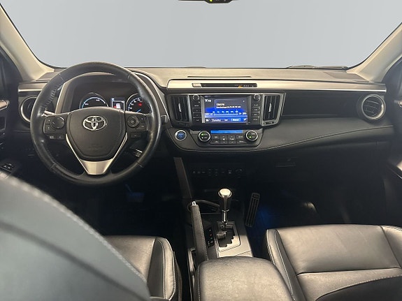 Toyota RAV4 8 of 16