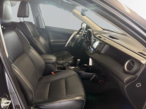 Toyota RAV4 6 of 16