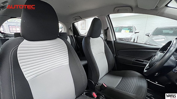 Toyota Yaris 15 of 18