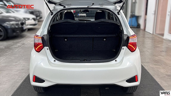 Toyota Yaris 7 of 18
