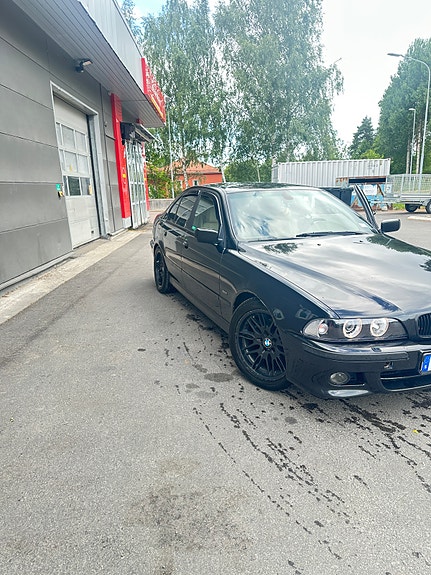 BMW 530i 5 of 6
