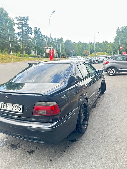 BMW 530i 4 of 6