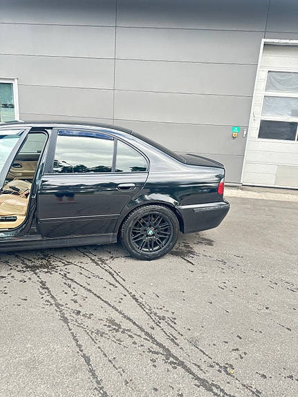 BMW 530i 3 of 6