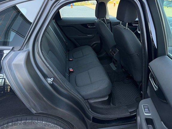 Jaguar F-PACE 15 of 28