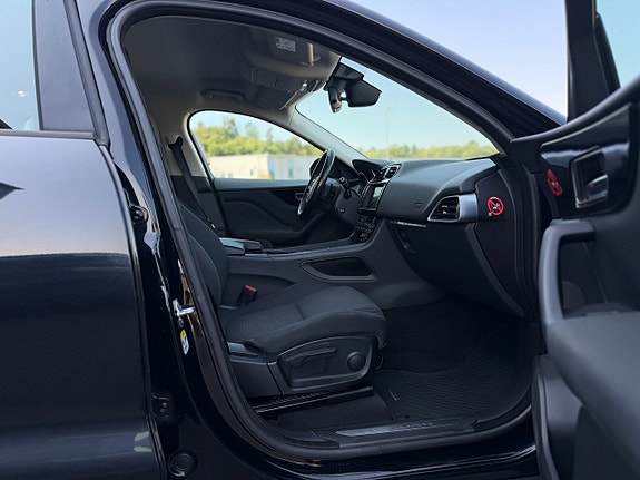 Jaguar F-PACE 16 of 28