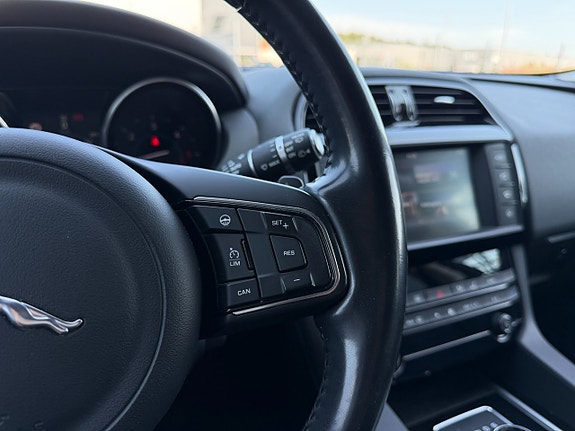 Jaguar F-PACE 22 of 28