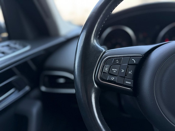 Jaguar F-PACE 21 of 28