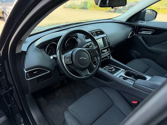 Jaguar F-PACE 12 of 28