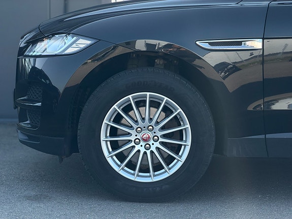 Jaguar F-PACE 4 of 28