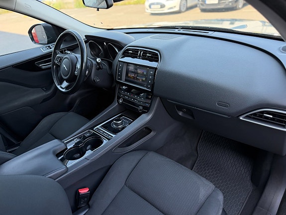Jaguar F-PACE 17 of 28