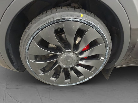 Tesla Model Y 27 of 30