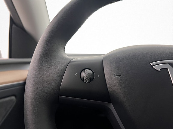 Tesla Model Y 15 of 30