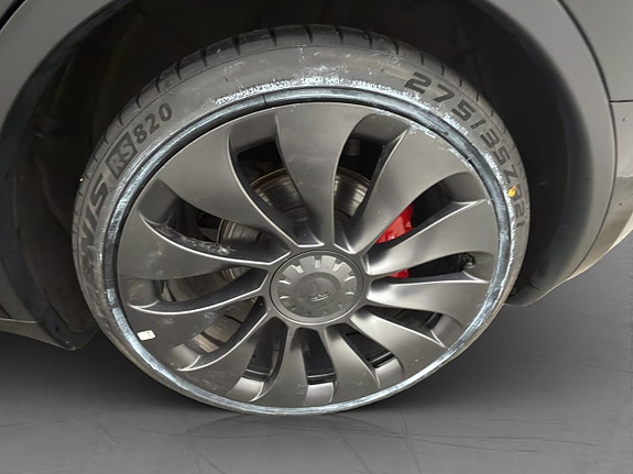 Tesla Model Y 28 of 30