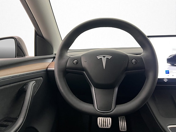 Tesla Model Y 11 of 30