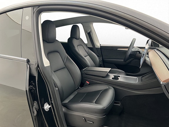 Tesla Model Y 10 of 30
