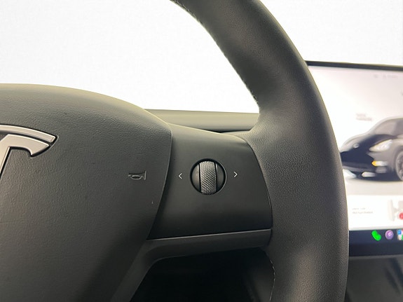 Tesla Model Y 16 of 30