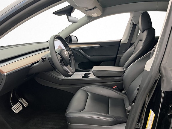 Tesla Model Y 12 of 30