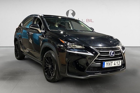 Lexus NX300h 9 of 17