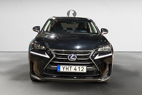 Lexus NX300h 10 of 17