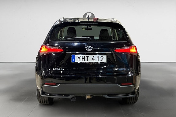 Lexus NX300h 6 of 17