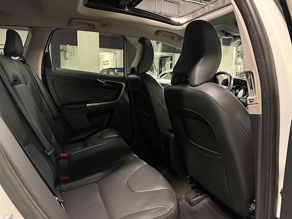 Volvo XC60 11 of 25