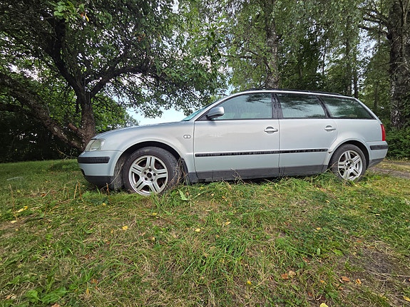 Volkswagen Passat 2 of 4