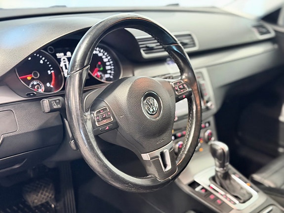 Volkswagen Passat 9 of 15