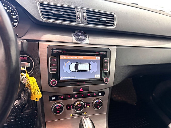 Volkswagen Passat 13 of 15