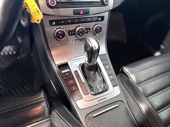 Volkswagen Passat 12 of 15