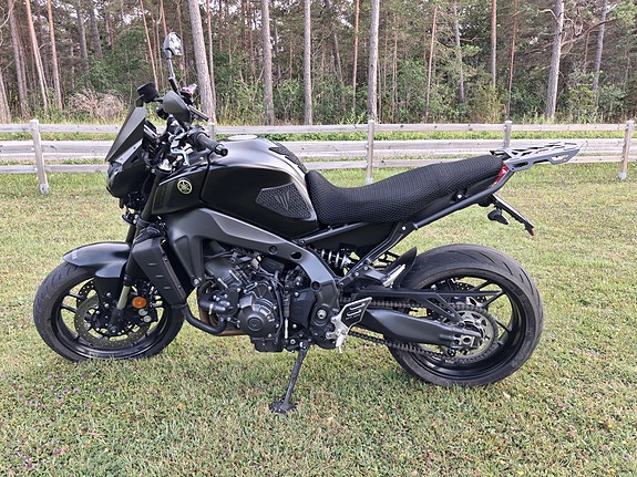 Yamaha MT-09 4 of 6